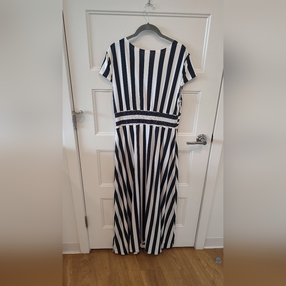 SHEIN Statement Maxi Dress with Bold Stripes - Picture 4 of 6